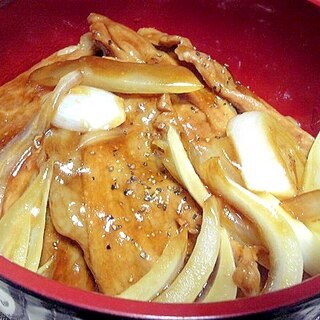 玉ねぎと一緒に甘辛ダレの豚丼